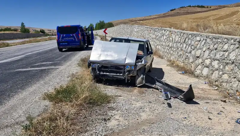 Kontrolden Çıkan Otomobil Duvara Çarptı: Olayda İki Yaralı