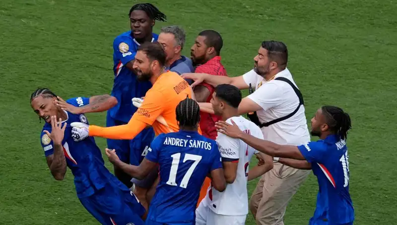 Dev finalde skandal anlar: Teknik direktörden futbolcuya yumruk!
