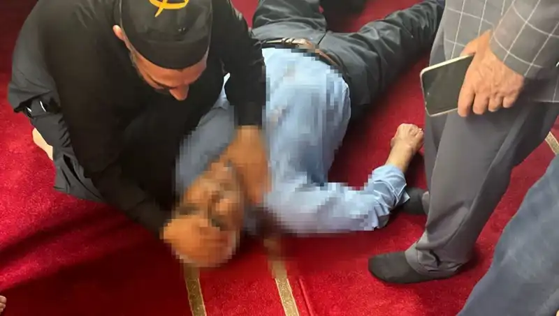 Camide Namaz Kılan Adam Bıçakla Saldırıya Uğradı: Olayın Detayları Ortaya Çıktı