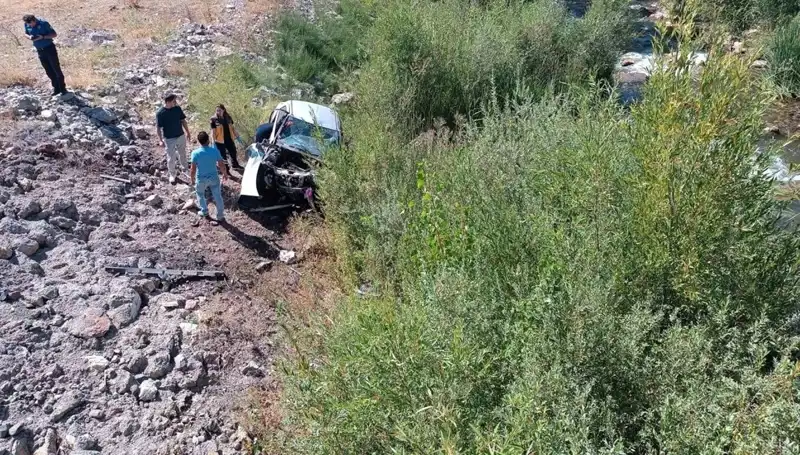 Sivas’ta Feci Kazada Otomobil Dere Yatağına Uçtu: İki Can Kaybı