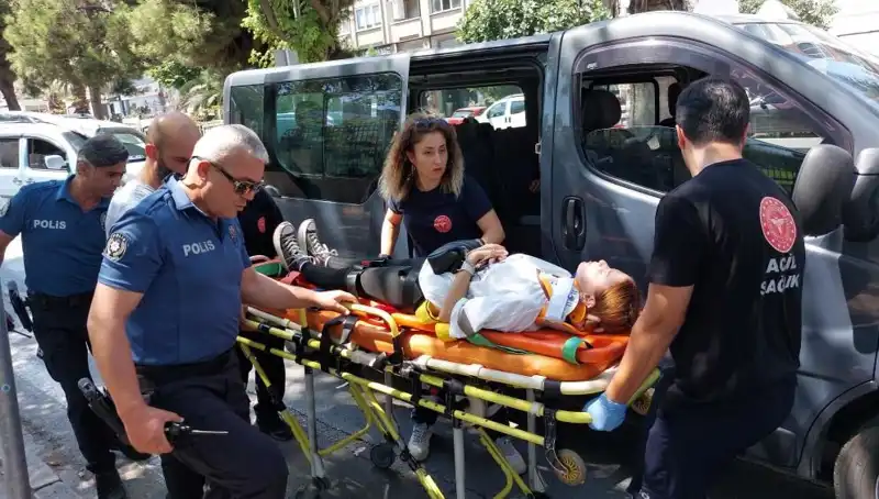 Samsun'da Minibüs Faciası: Kamyona Çarpan Araçta Yaralılar Var!