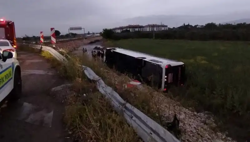Manisa'da Yolcu Otobüsü Kazası: Çok Sayıda Yaralı Hastaneye Sevk Edildi