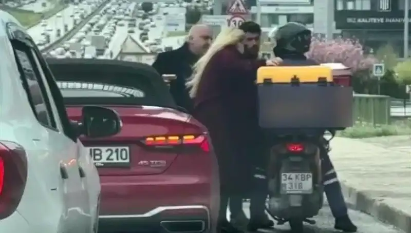 D-100'de Silahlı Tehdit: Motokurye ile Sarsan Anne Tartışması