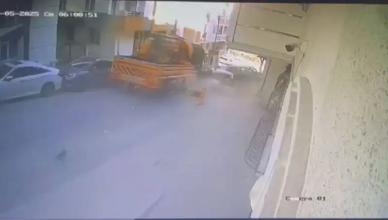 Kontrolden Çıkan Vinç, 23 Aracı Saniyeler İçinde Tepeleyerek Durduruldu