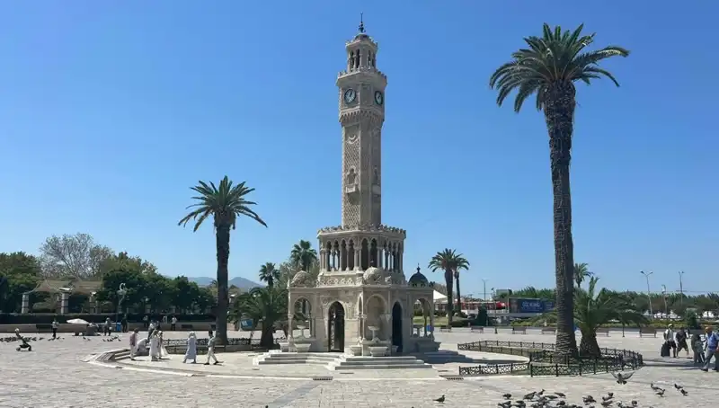 İzmir'de Sıcak Hava Dalgası: Meydanlar Boş, Sıcaklıklar Düşmüyor!