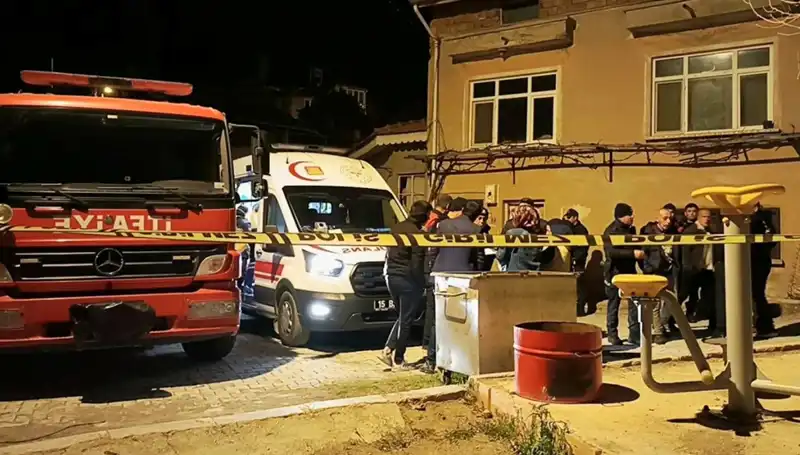 İzmir'de Gizemli Yangın: Yaşlı Adamın Cansız Bedeni Bulundu