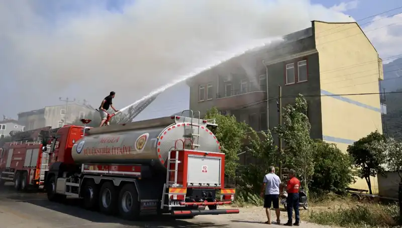 Çatı Katında Çıkan Yangın, Mahalleyi Korku İçinde Bıraktı