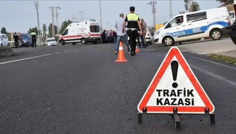 Antalya'da Otomobil Kanalda Devrildi: İki Yaralı İlk Bilgiler